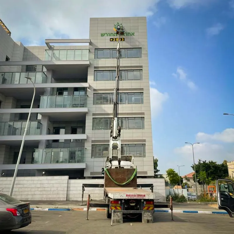שילוט ומיתוג באחוזת החורש — עבודה של אדם שלטים — תמונה 4