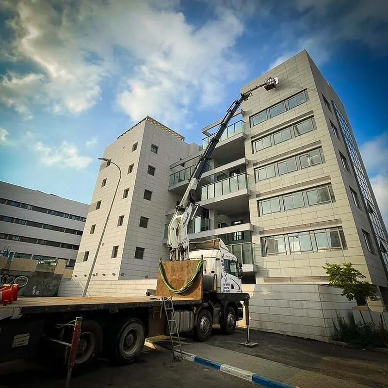 שילוט ומיתוג באחוזת החורש — עבודה של אדם שלטים — תמונה 5