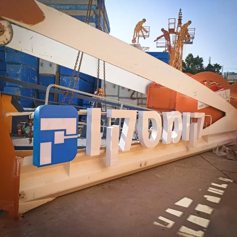 שילוט ענק על עגורן באתר בנייה — ייצור והתקנה בגובה של אדם שלטים — תמונה 3