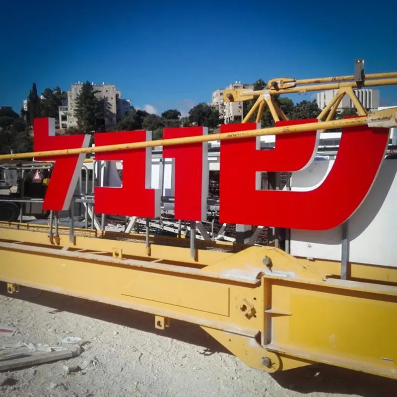 שילוט ענק על עגורן באתר בנייה — ייצור והתקנה בגובה של אדם שלטים — תמונה 5