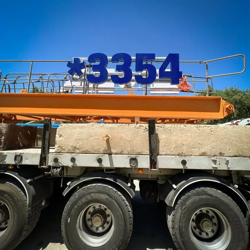 שילוט ענק על עגורן באתר בנייה — ייצור והתקנה בגובה של אדם שלטים — תמונה 8