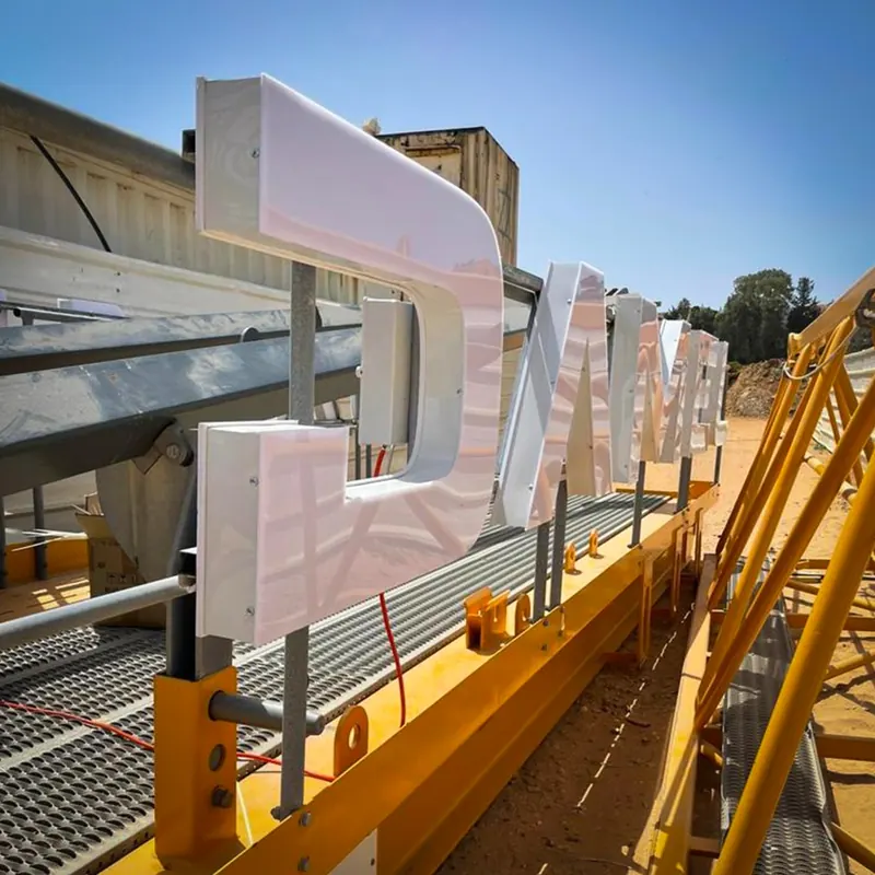שילוט ענק על עגורן באתר בנייה — ייצור והתקנה בגובה של אדם שלטים — תמונה 9