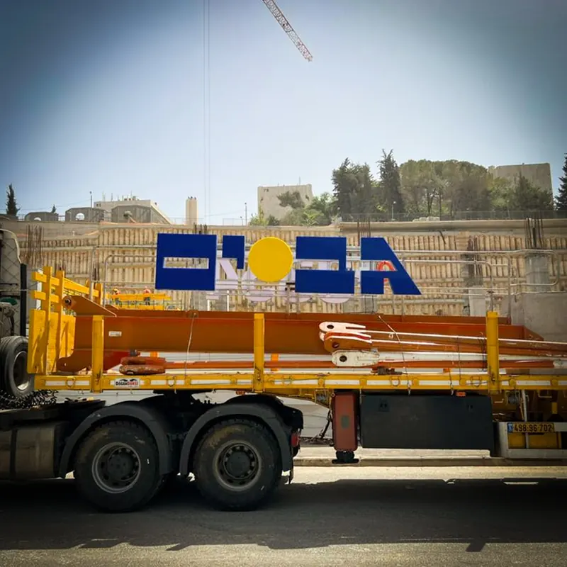 שילוט ענק על עגורן באתר בנייה — ייצור והתקנה בגובה של אדם שלטים — תמונה 10