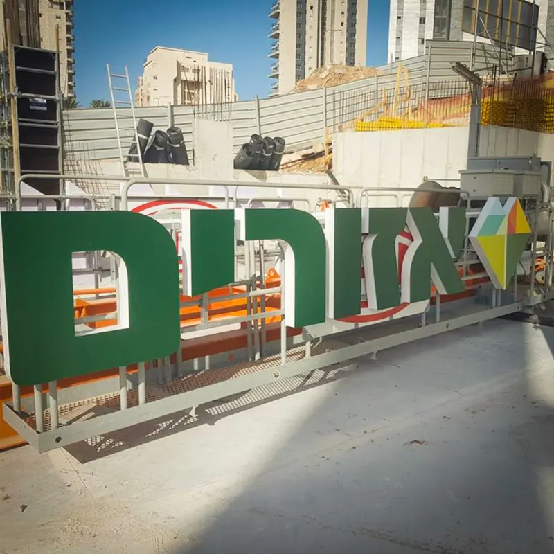 שילוט ענק על עגורן באתר בנייה — ייצור והתקנה בגובה של אדם שלטים — תמונה 13