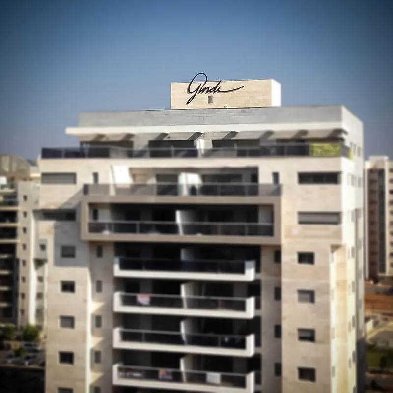 שילוט ומשרד מכירות של גינדי החזקות — עבודה של אדם שלטים — תמונה 7