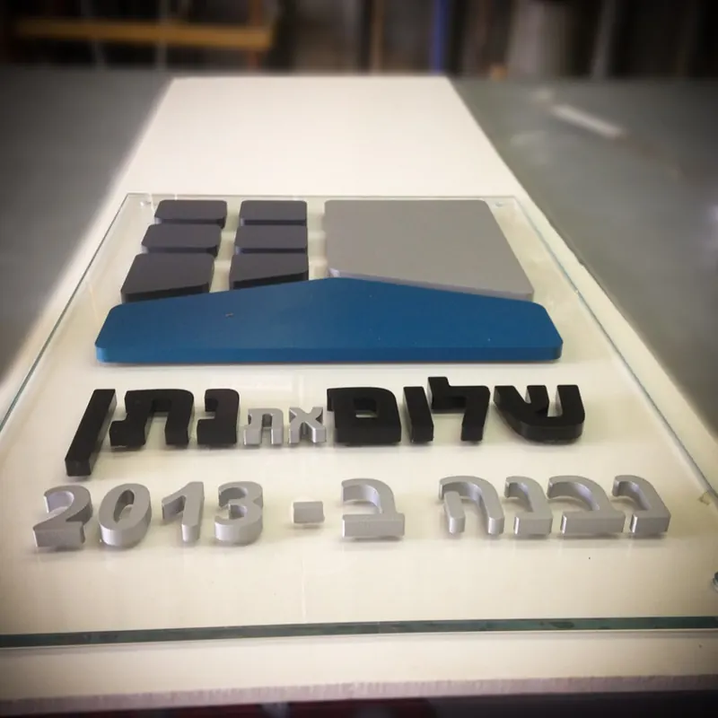 מדבקות וגרפיקה על זכוכית — הפקה של אדם שלטים — תמונה 8