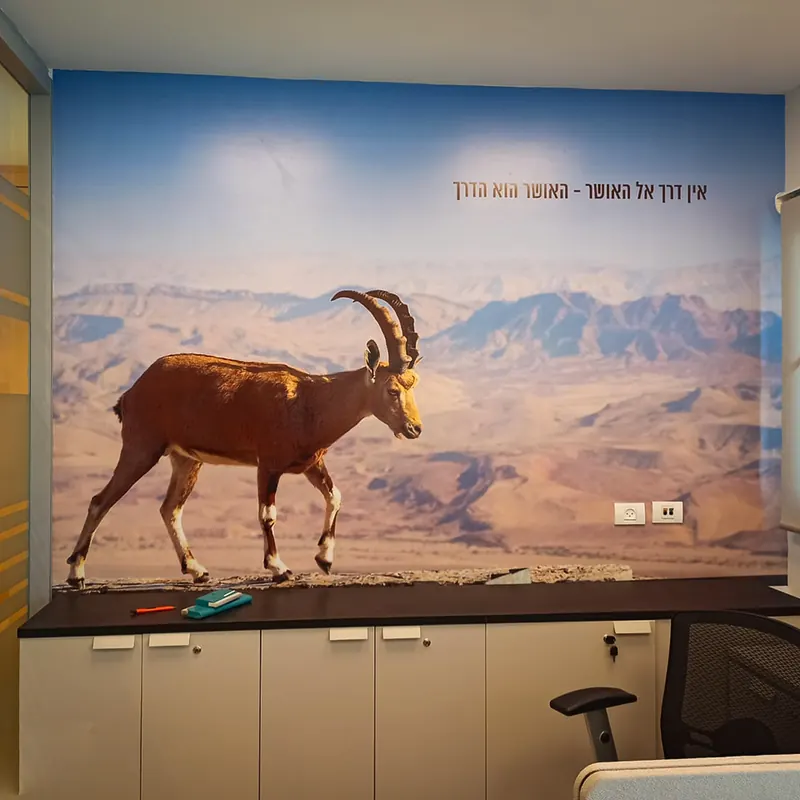 שילוט אולם תצוגה של ISUZU — עבודה של אדם שלטים — תמונה 5