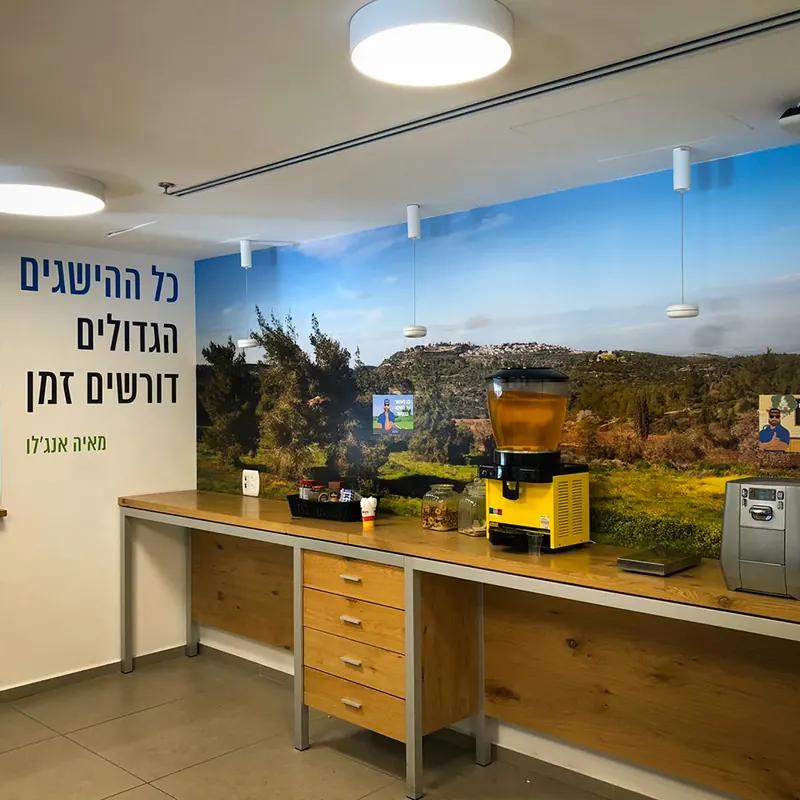 שילוט אולם תצוגה של ISUZU — עבודה של אדם שלטים — תמונה 12