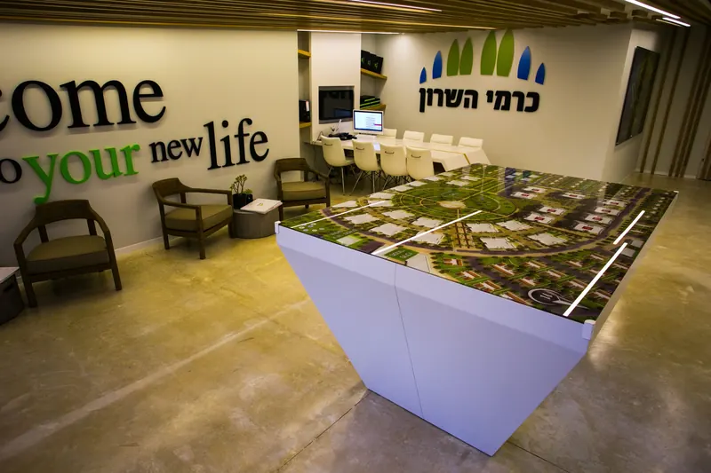 משרד מכירות ושילוט פרויקט כרמי השרון — עבודה של אדם שלטים — תמונה 7