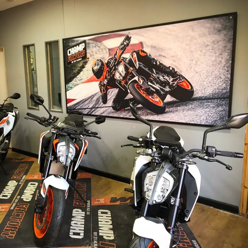 KTM — שילוט אולם תצוגה