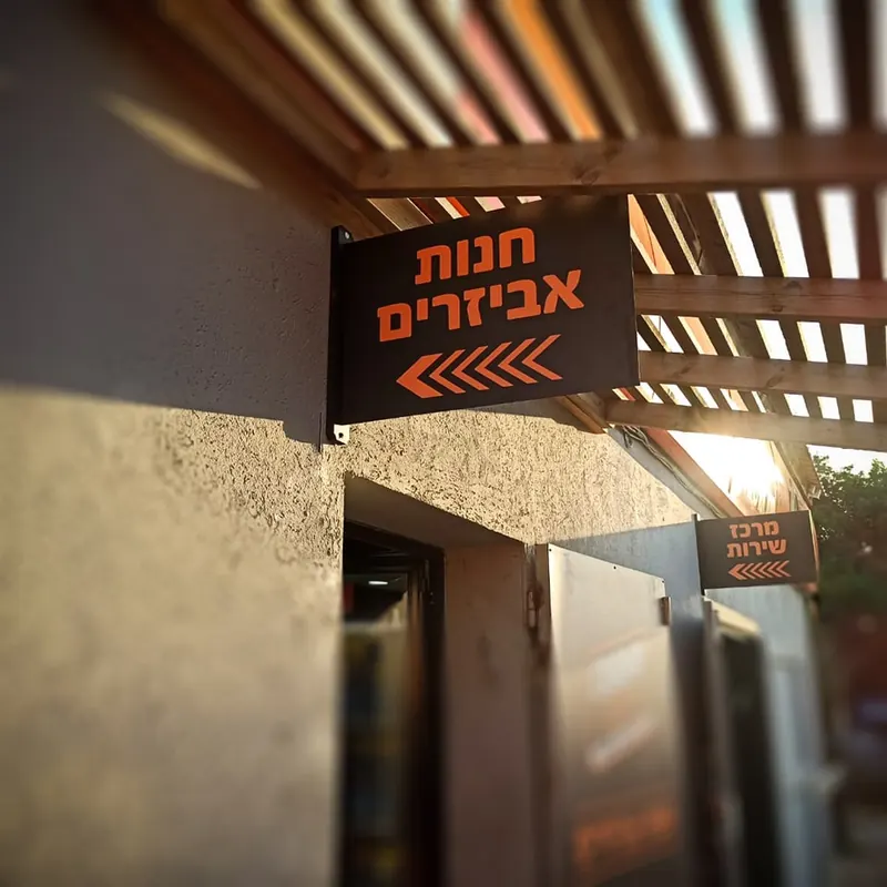 שילוט אולם תצוגה של KTM — עבודה של אדם שלטים — תמונה 2