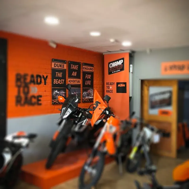 שילוט אולם תצוגה של KTM — עבודה של אדם שלטים — תמונה 3