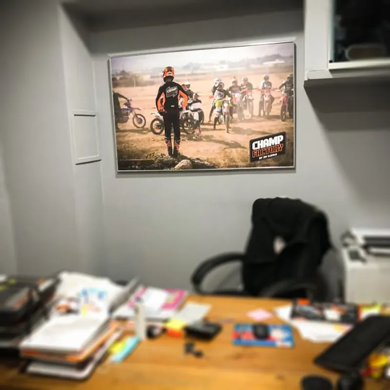 שילוט אולם תצוגה של KTM — עבודה של אדם שלטים — תמונה 4
