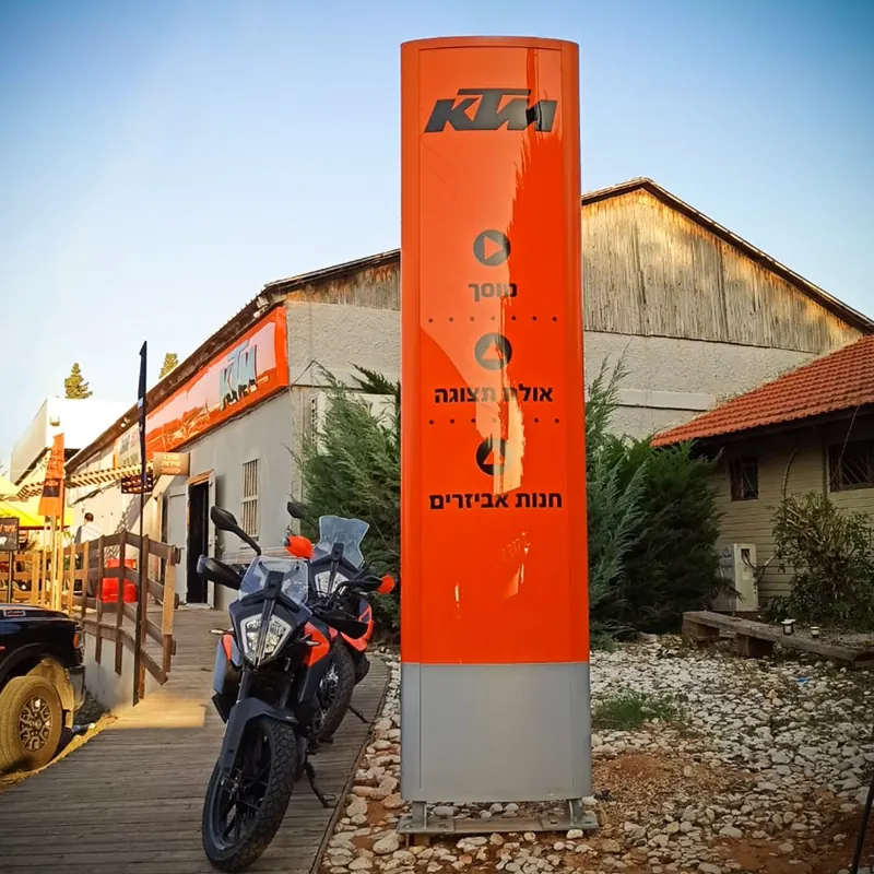שילוט אולם תצוגה של KTM — עבודה של אדם שלטים — תמונה 5