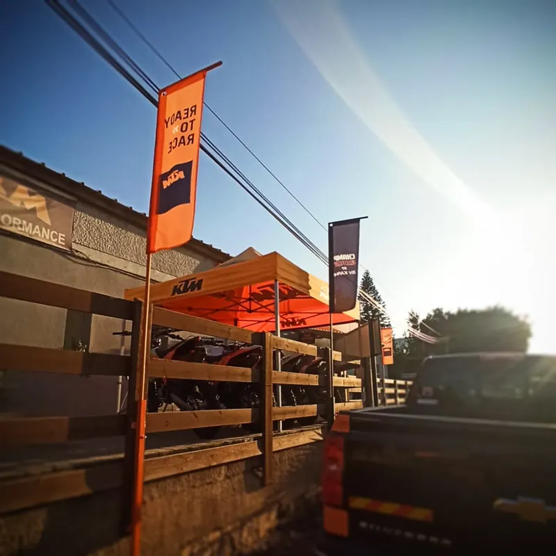 שילוט אולם תצוגה של KTM — עבודה של אדם שלטים — תמונה 6