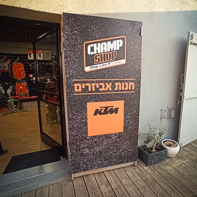 שילוט אולם תצוגה של KTM — עבודה של אדם שלטים — תמונה 7