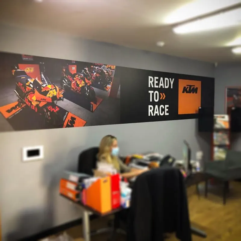 שילוט אולם תצוגה של KTM — עבודה של אדם שלטים — תמונה 8