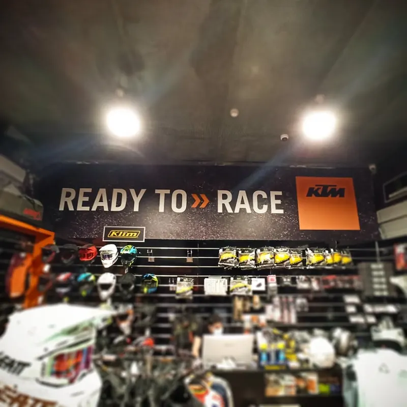 שילוט אולם תצוגה של KTM — עבודה של אדם שלטים — תמונה 9