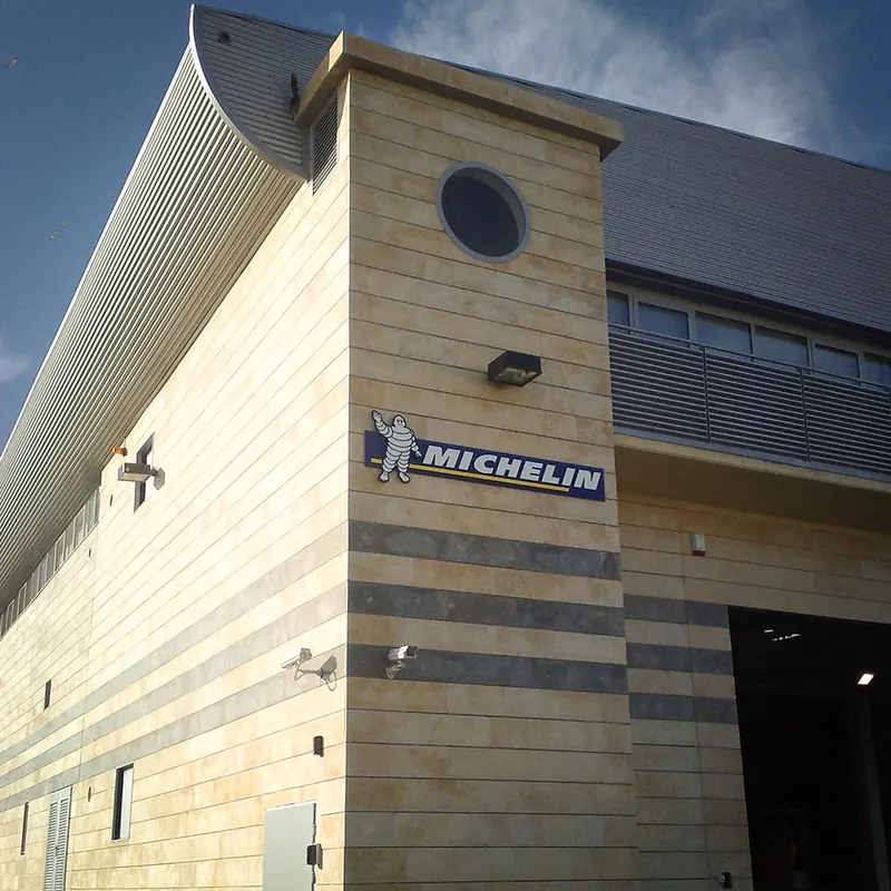 שילוט סניף Michelin — עבודה של אדם שלטים — תמונה 4