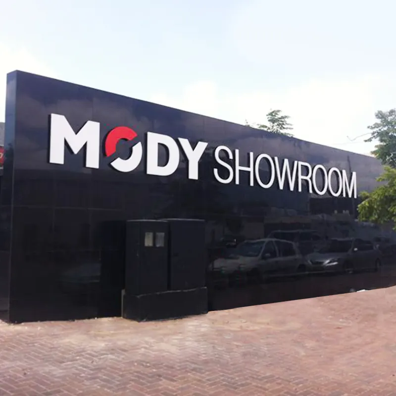 שילוט חנות MODY — עבודה של אדם שלטים — תמונה 2