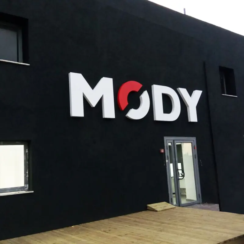שילוט חנות MODY — עבודה של אדם שלטים — תמונה 3