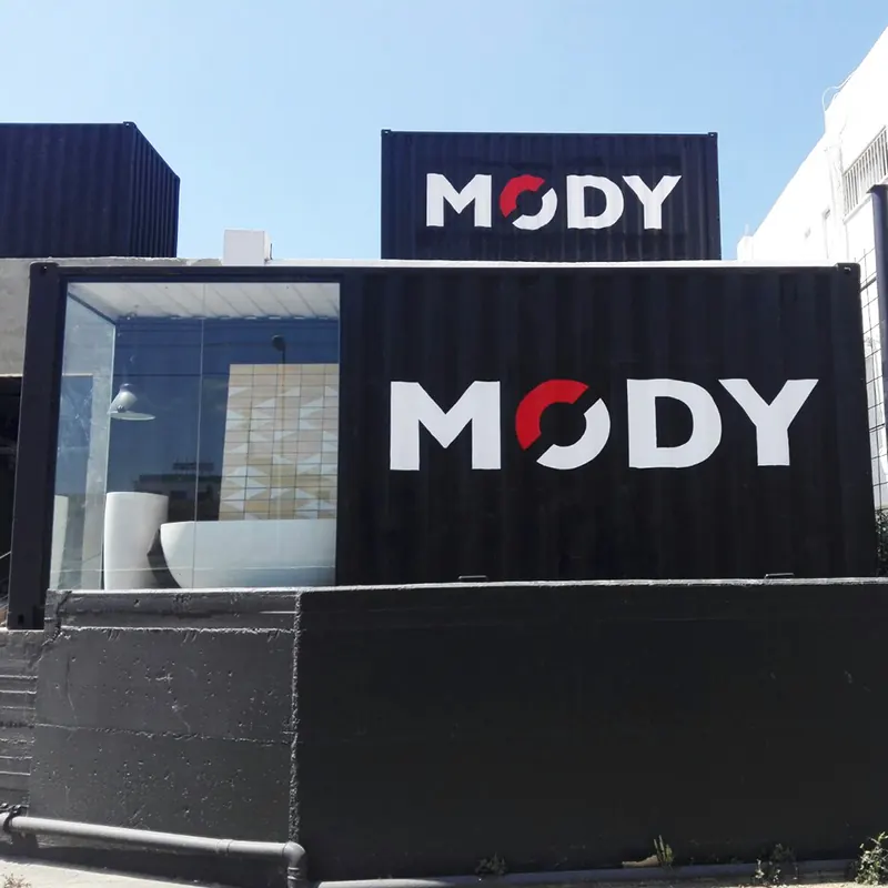 שילוט חנות MODY — עבודה של אדם שלטים — תמונה 4