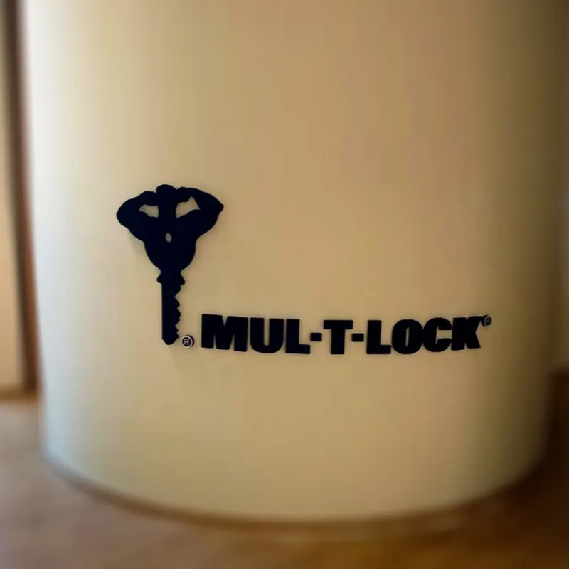 שילוט ומיתוג עבור Mul-T-Lock & Yale — עבודה של אדם שלטים — תמונה 7