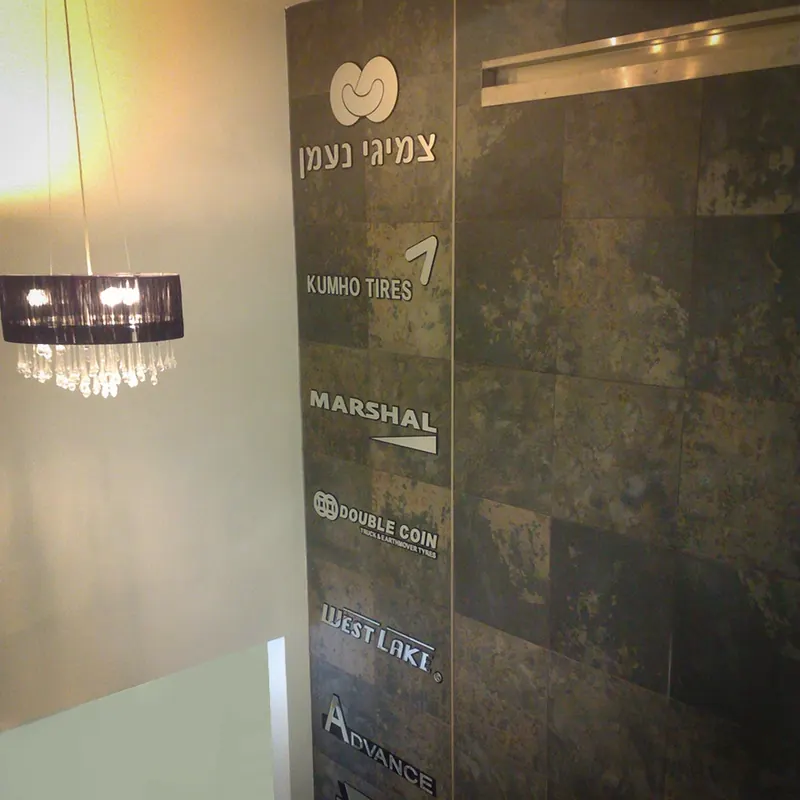 שילוט חזית לעסק צמיגי נעמן — עבודה של אדם שלטים — תמונה 7