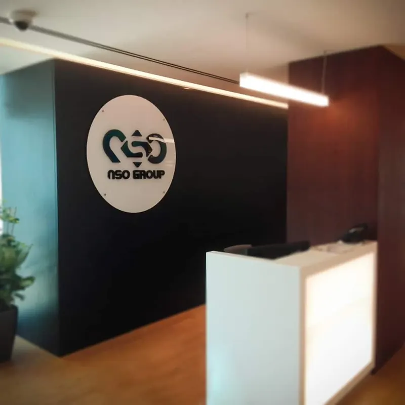 שילוט ומיתוג פנים במשרדי NSO — עבודה של אדם שלטים — תמונה 4