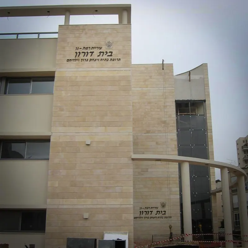 שילוט הכוונה וחוץ למוסד ציבורי — עבודה של אדם שלטים — תמונה 5