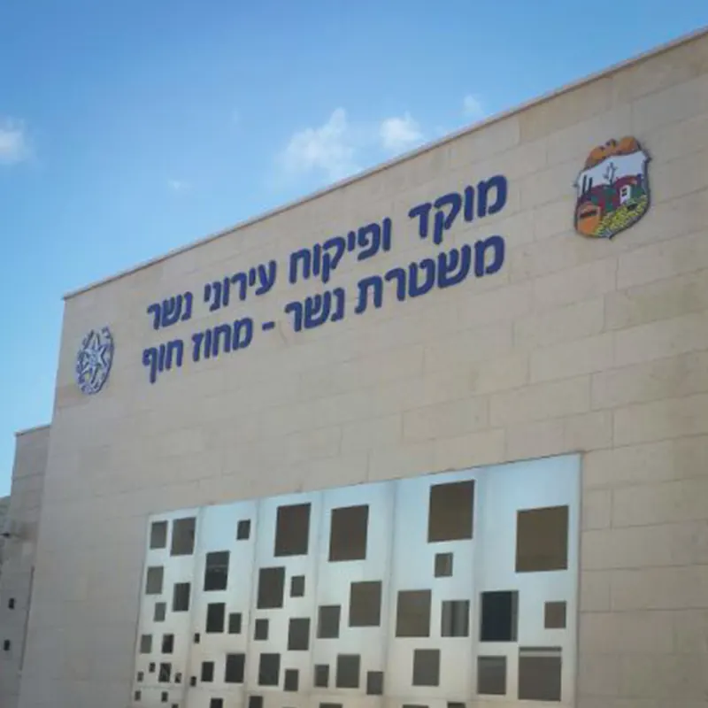 שילוט הכוונה וחוץ למוסד ציבורי — עבודה של אדם שלטים — תמונה 8