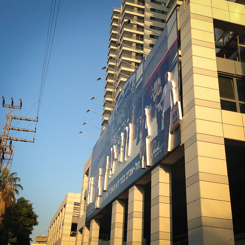 שילוט מתחם ודוכנים בשרונה מרקט — עבודה של אדם שלטים — תמונה 5