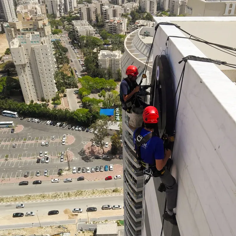 שילוט פרויקט באתר בנייה של סלע בינוי — עבודה של אדם שלטים — תמונה 2