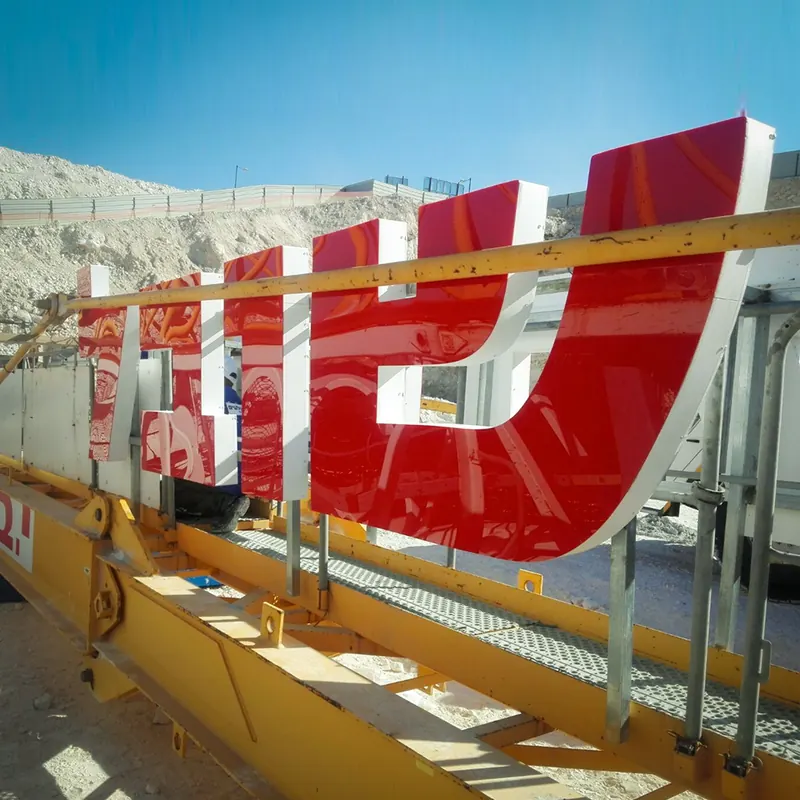 שילוט פרויקט של שובל הנדסה ובניין — עבודה של אדם שלטים — תמונה 2