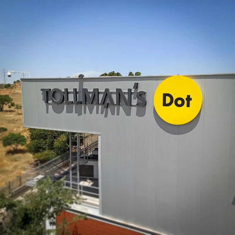 שילוט חזית ופנים בחנות Tollmans — עבודה של אדם שלטים — תמונה 2