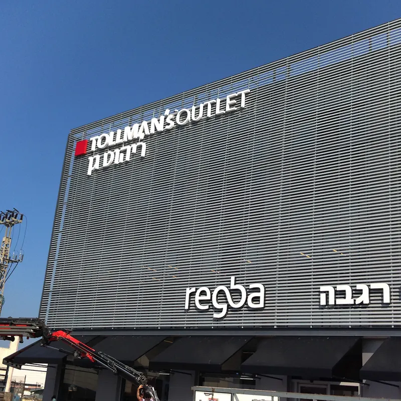 שילוט חזית ופנים בחנות Tollmans — עבודה של אדם שלטים — תמונה 6
