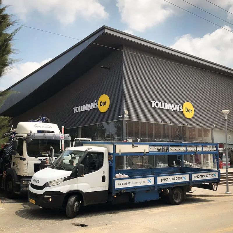 שילוט חזית ופנים בחנות Tollmans — עבודה של אדם שלטים — תמונה 9