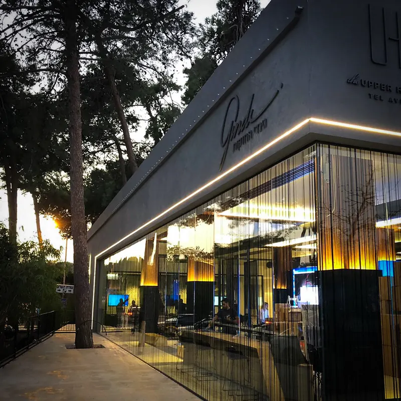 שילוט פרויקט ומשרד מכירות Upper House TLV — עבודה של אדם שלטים — תמונה 3