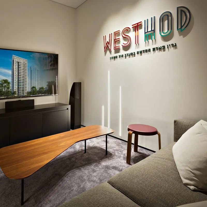 משרד מכירות WESTHOD בהוד השרון — עבודה של אדם שלטים — תמונה 3