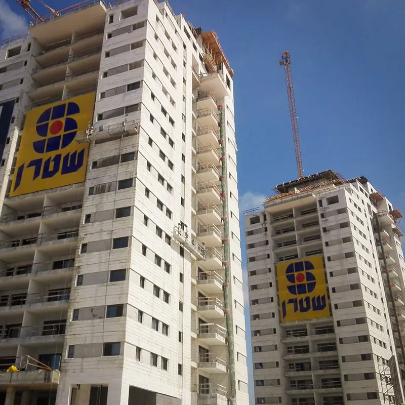 שילוט ומיתוג במשרדי יצחק שטרן ושות׳ — עבודה של אדם שלטים — תמונה 6